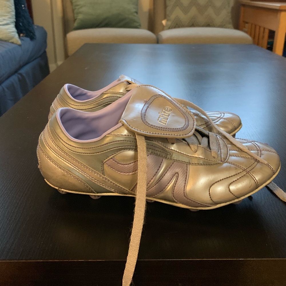 👍🏻Donated👍🏻 Mitre Soccer Cleats Size 8